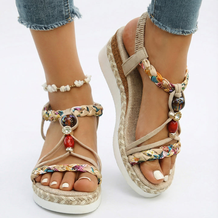 Elegante Damen Sommersandalen mit Perlenverzierung und stilvollen geflochtenen Riemen; bequeme Slip-On Strandsandalen.