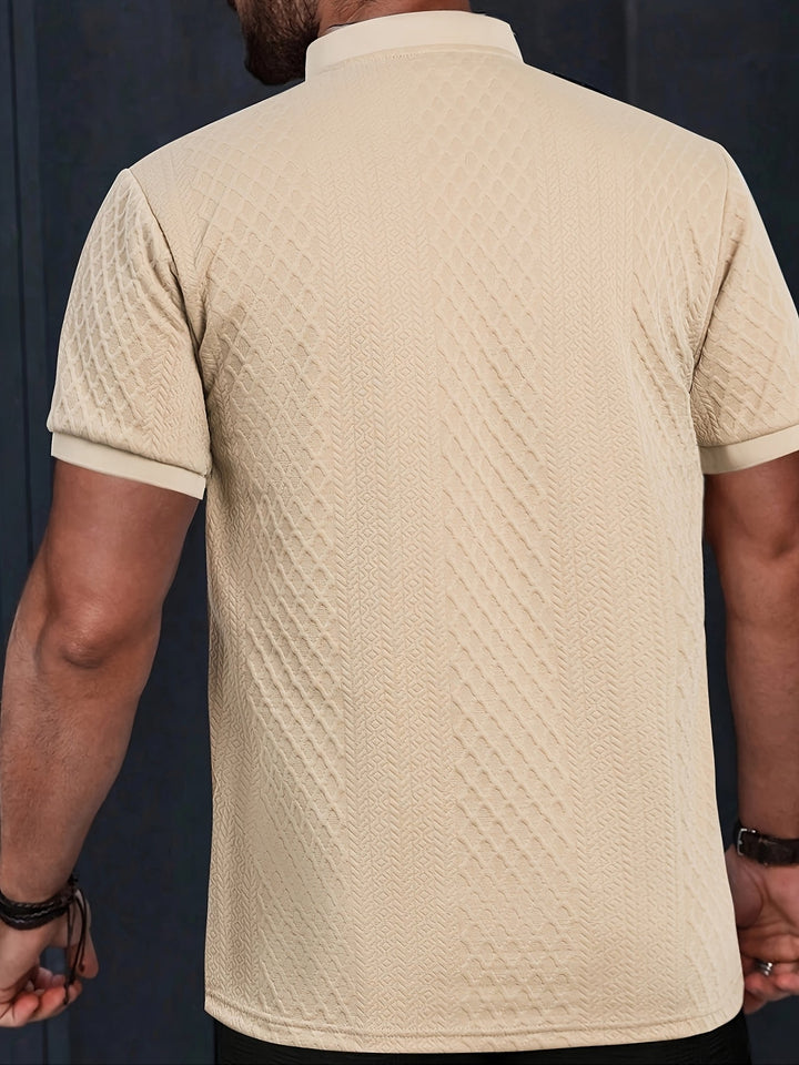 Herren Urlaub Outfit: Strukturiertes Kurzarm-T-Shirt und Shorts. Komfortabel, lässig und strandtauglich.
