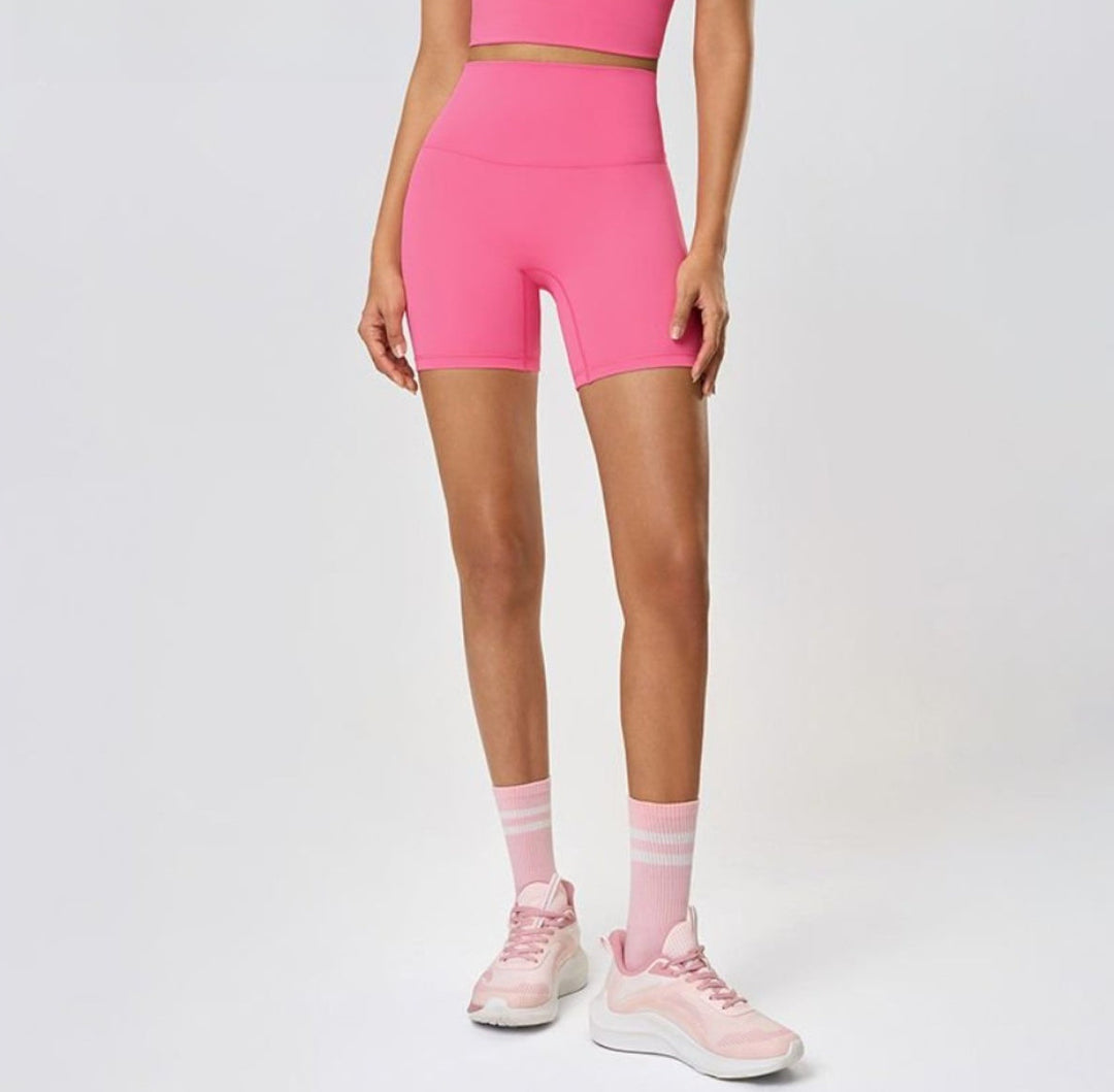 Damen Activewear Shorts: bequem, dehnbar, feuchtigkeitsableitend. Perfekt für jeden Sport.