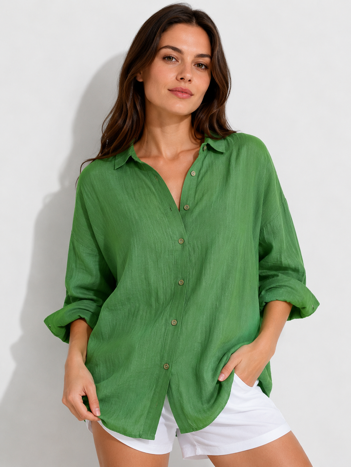 Stilvolle Hemdbluse für Damen mit klassischem Reverskragen und durchgehender Knopfleiste.