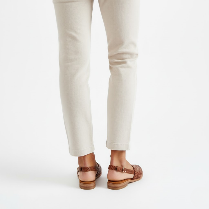Spitzer Zehenbereich der Damen Slingbacks, elegant geflochten. Komfortabler Alltagsschuh für modebewusste Frauen.
