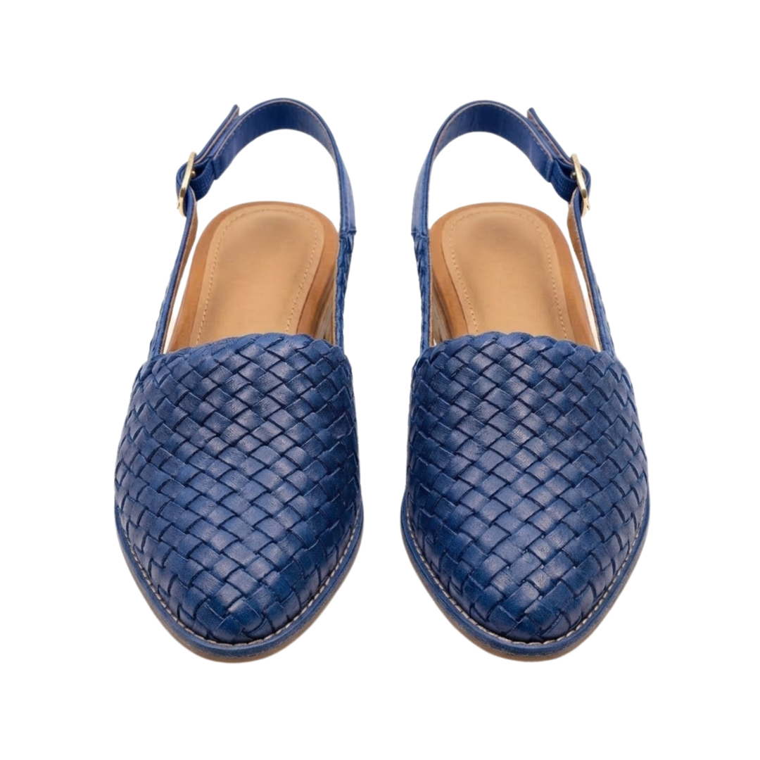 Seitliche Ansicht der spitzen, geflochtenen Damen Slingbacks. Elegante & bequeme Sommerschuhe für stilvolle Frauen.