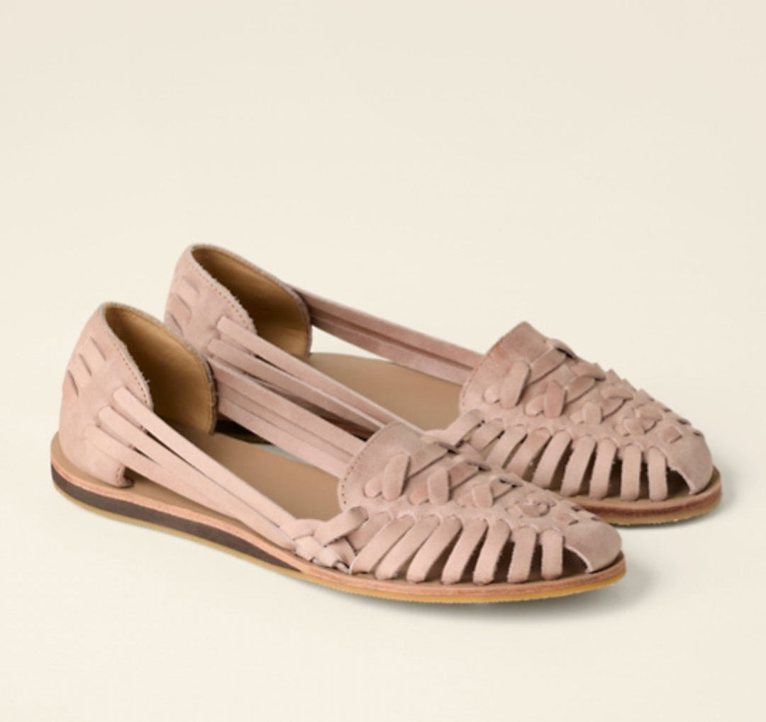 Frau trägt bequeme Damen Sommer-Huaraches, luftige geflochtene Sandalen, ideal für Urlaub & Freizeit.