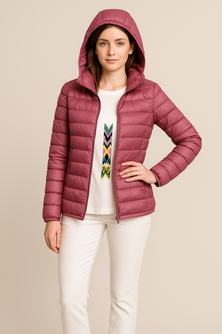 Elegante Damen Steppjacke mit Kapuze, tailliert geschnitten. Warme Winterjacke für stilvolle Herbst-Looks.