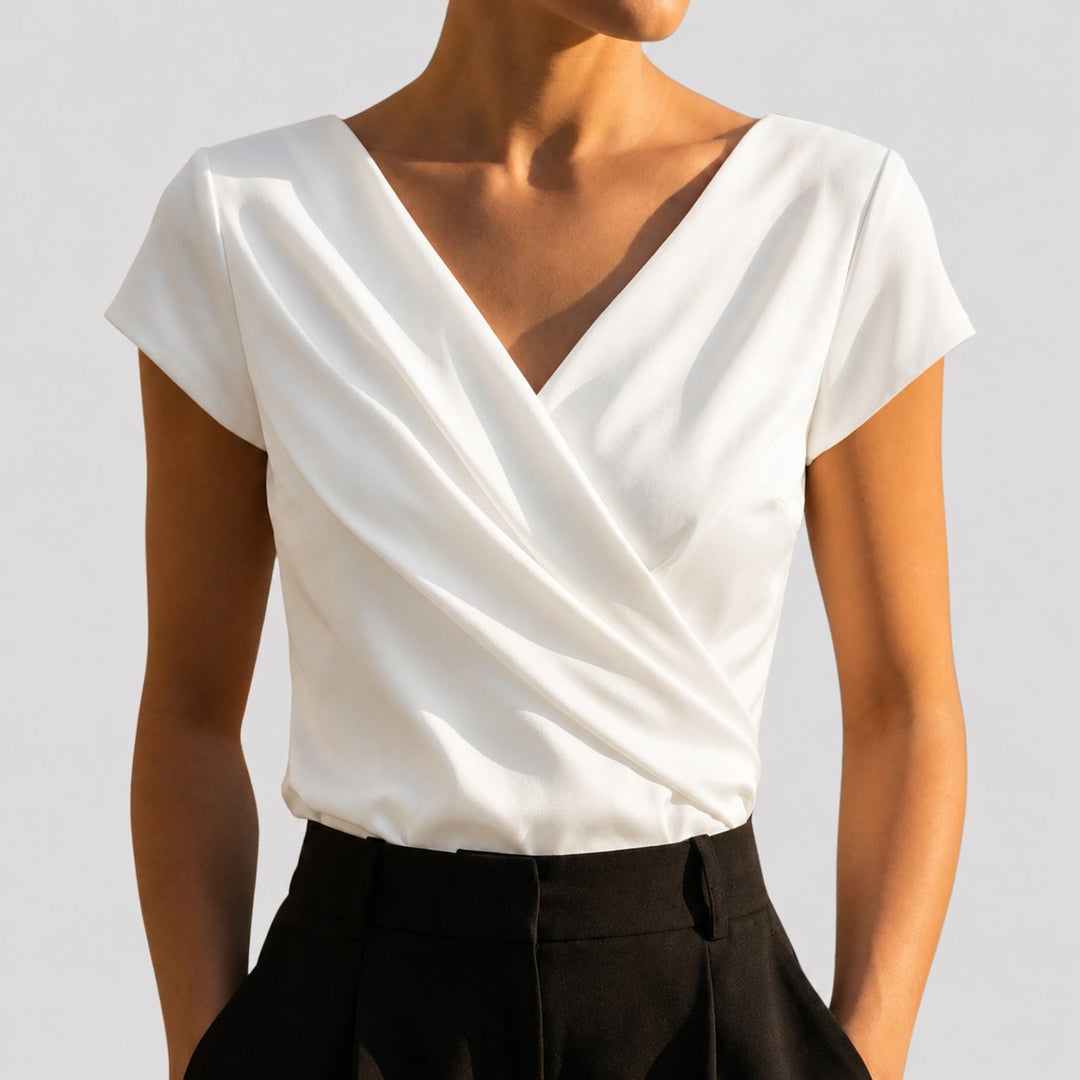 Elegante Damen Wickelbluse Helena in zeitlosem Design für Business & Büro. Kurzarm, vielseitig kombinierbar.