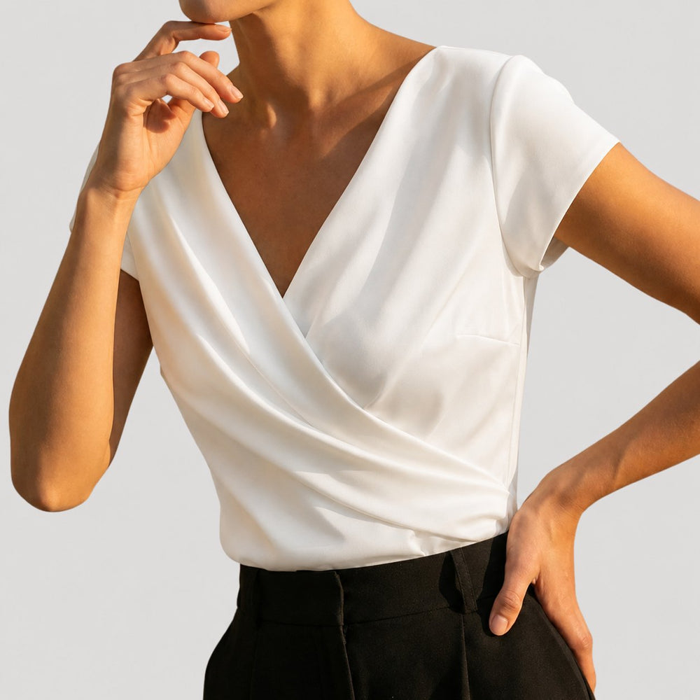 Klassische Damen Kurzarm-Wickelbluse Helena, ideal für Frühling & Sommer. Chic & bequem für Freizeit.