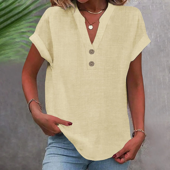 Model trägt eine lässige Damenbluse mit V-Ausschnitt & Knöpfen. Casual Chic und bequem.