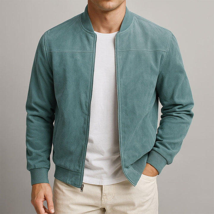 Mann trägt stilvolle Herren Bomberjacke Regular Fit, perfekt für Freizeit & entspannte Alltagslooks.