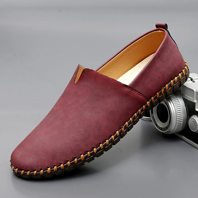 Klassische Herren Slipper, dunkelbraun, aus hochwertigem Leder. Ideale Freizeitschuhe für stilbewusste Männer.