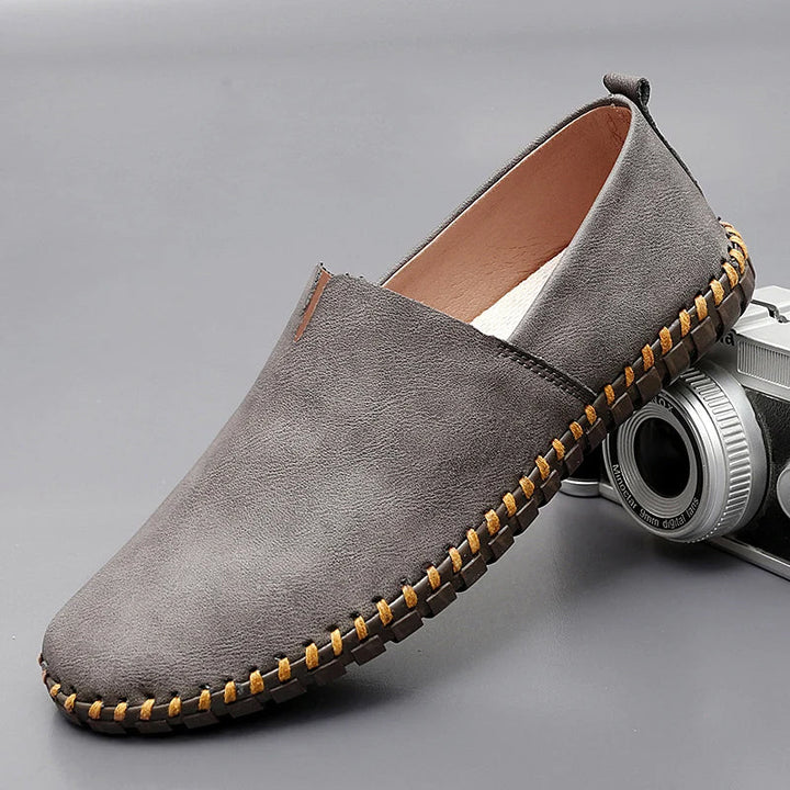 Moderne Herren-Slipper mit feiner Naht, atmungsaktiv und bequem. Elegante Schuhe für Herren.