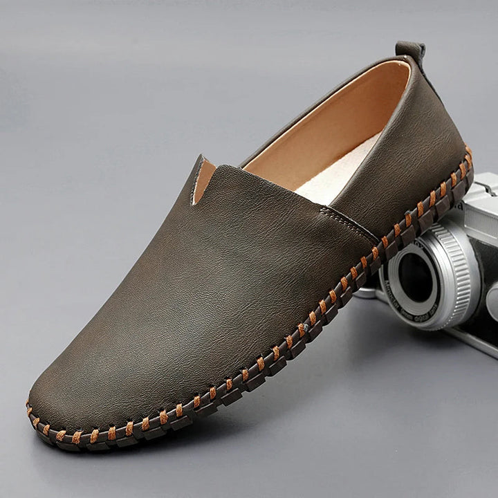 Dunkelblaue Herren-Loafer, komfortable Business-Slipper für den täglichen Gebrauch. Robuste Lederschuhe.