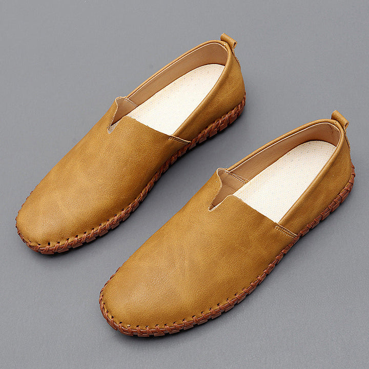 Klassische braune Herren Slipper, perfekt als Freizeitschuhe oder elegante Business-Loafer. Zeitlose Mode.