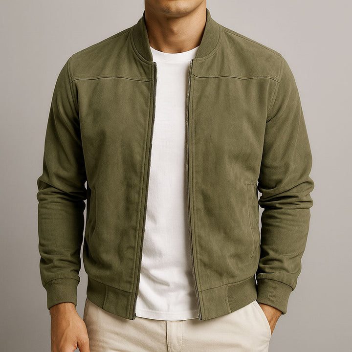 Mann trägt elegante, zeitlose Herrenjacke, im Profil. Stilvolle Business Casual Mode für anspruchsvolle Männer.