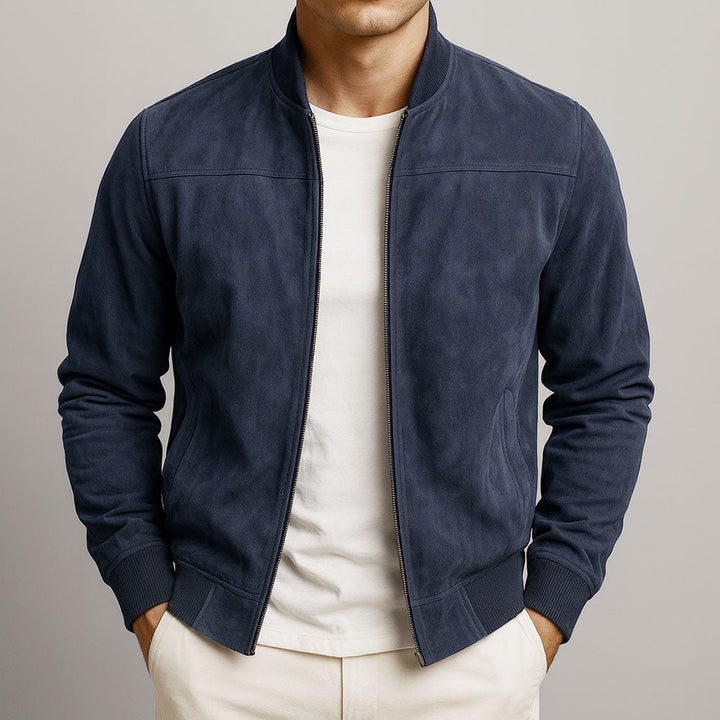 Stilvolle Herrenjacke offen über Hemd, vielseitige Herrenmode für Business Casual Looks und Freizeit. Elegant.