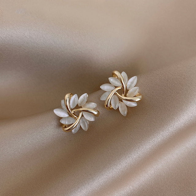 Elegante Damen Opal-Blumen-Ohrstecker. Funkelnde Blütenohrringe mit Opal-Akzenten, perfekter Damenschmuck.