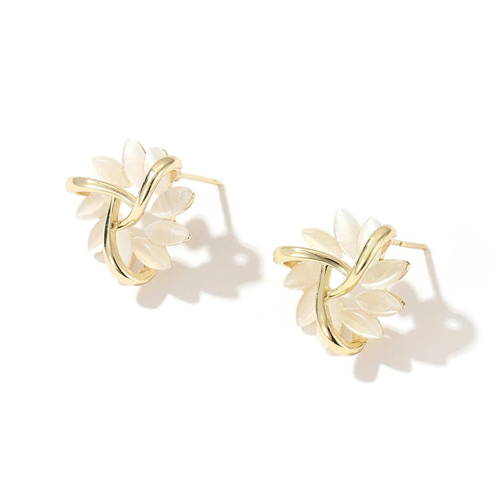 Damen-Ohrstecker in zarter Blütenform mit schillerndem Opal. Vielseitiger Damenschmuck für Alltag & Feier.