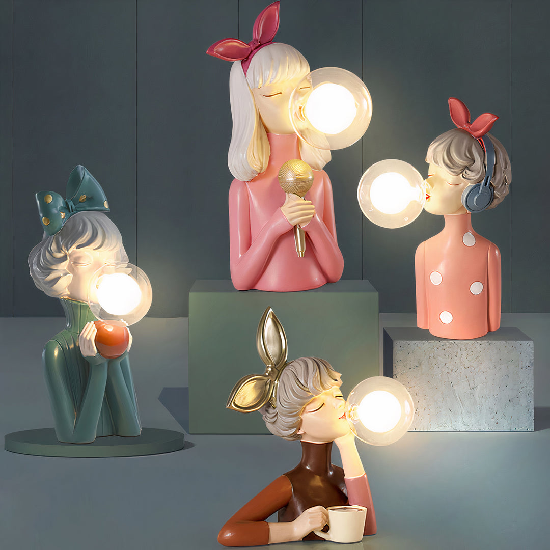 Stilvolle, handgefertigte Tischlampe mit Kunstharz-Sockel und Glas-Schirm. Moderne Dekoration.