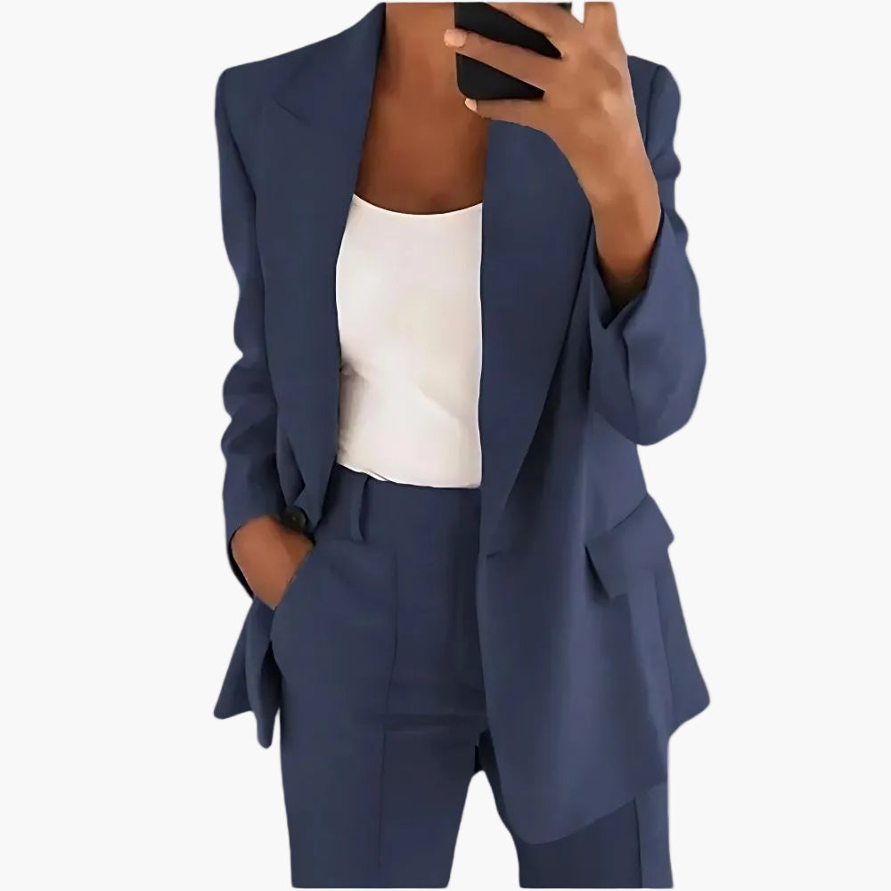 Souveräner Damen Business Blazer, Teil des eleganten Hosenanzugs. Klassischer Schnitt, dunkelblau, ideal für professionelle Auftritte.