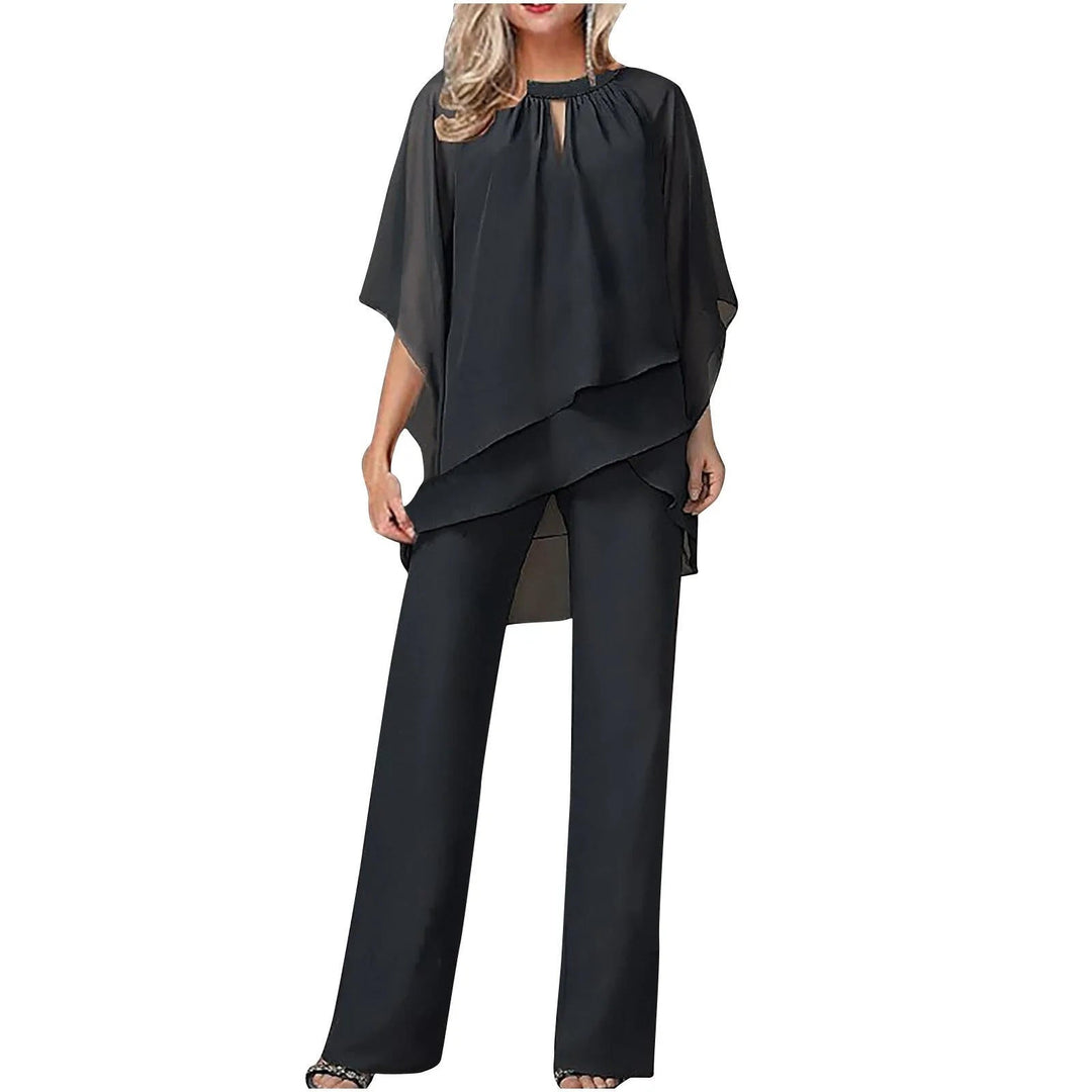 Modell trägt eleganten Damen Hosenanzug in stilvoller Abendmode, perfekt für Hochzeiten und Partys.