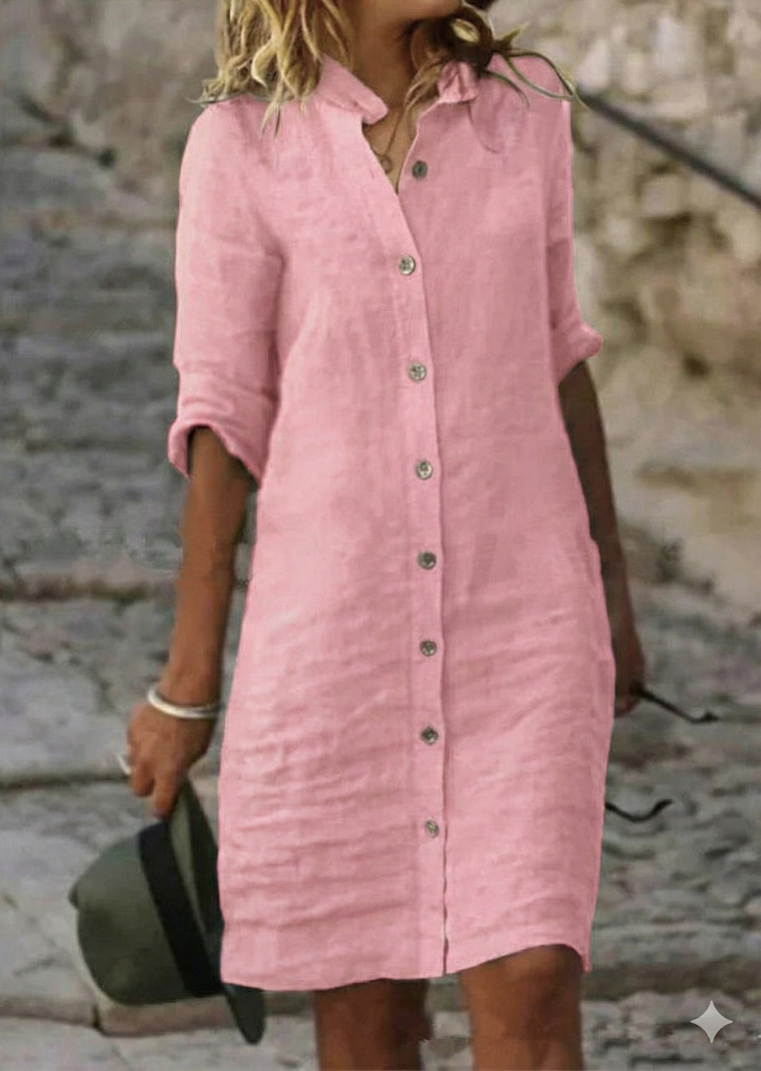 Rückansicht des eleganten Damen Hemdkleids, das eine bequeme Passform und vielseitigen Stil bietet.