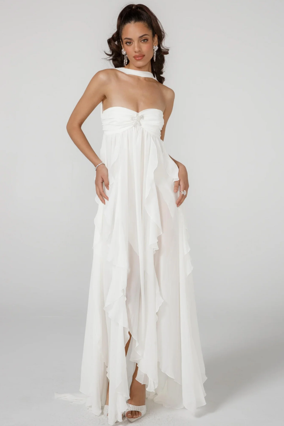 Elegantes Damen Maxikleid mit Neckholder und rückenfreiem Design, ideal für Abend oder festliche Anlässe.