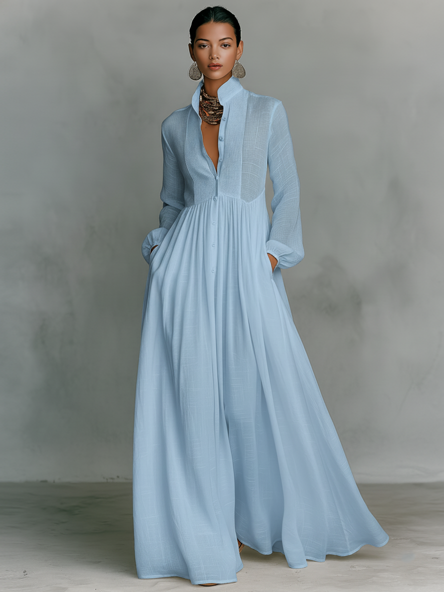Ganzkörperansicht: Elegantes Damen Maxikleid mit Stehkragen. Langes, fließendes Sommer-Outfit für Freizeit & Strand.