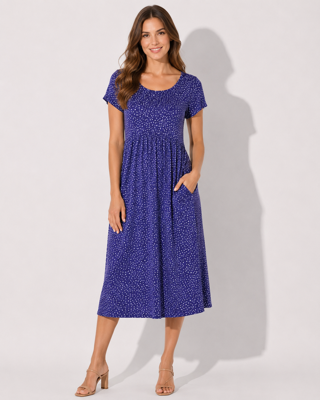 Modisches Damen Kurzarm-Midikleid mit Tupfenmuster. Elegant & bequem als Freizeit- oder Sommerkleid tragbar.