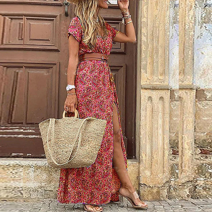 Langes, elegantes Damenkleid für den Sommer mit Paisley-Design, Kurzarm und tailliertem Schnitt.