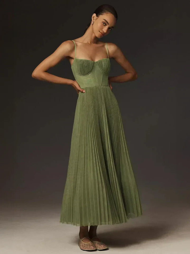 Stilvolles Damen Midikleid in Grün, plissierte A-Linie, perfekte Herbstmode für festliche Gelegenheiten.