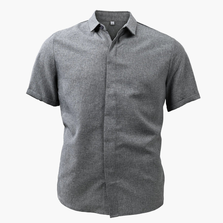 Herrenmode: Kurzarmhemd mit Knopfleiste, eleganter Stil, perfekt für den Sommerurlaub.
