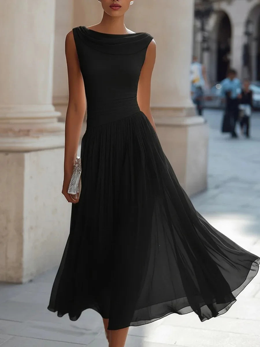 Elegantes plissiertes Damen Midikleid für festliche Anlässe. Ärmelloses Abendkleid mit U-Boot-Ausschnitt, perfekt für Hochzeitsgäste.