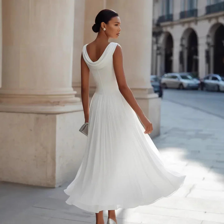 Weißes plissiertes Damen Partykleid. Elegantes ärmelloses Midikleid mit U-Boot-Ausschnitt für besondere Anlässe im Sommer.