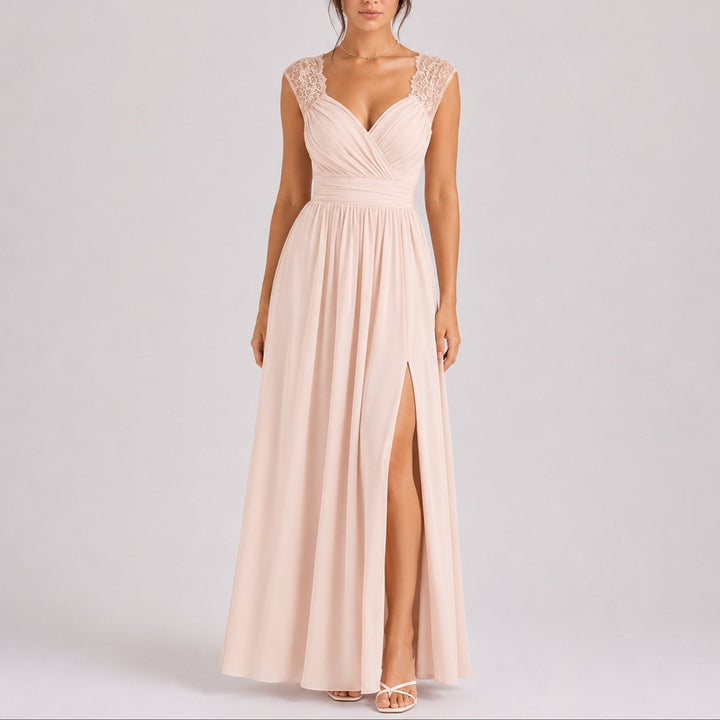 Schickes Damen Abendmode Maxi-Kleid, elegant und festlich. Perfekt als Herbst Outfit für Hochzeiten und Partys.