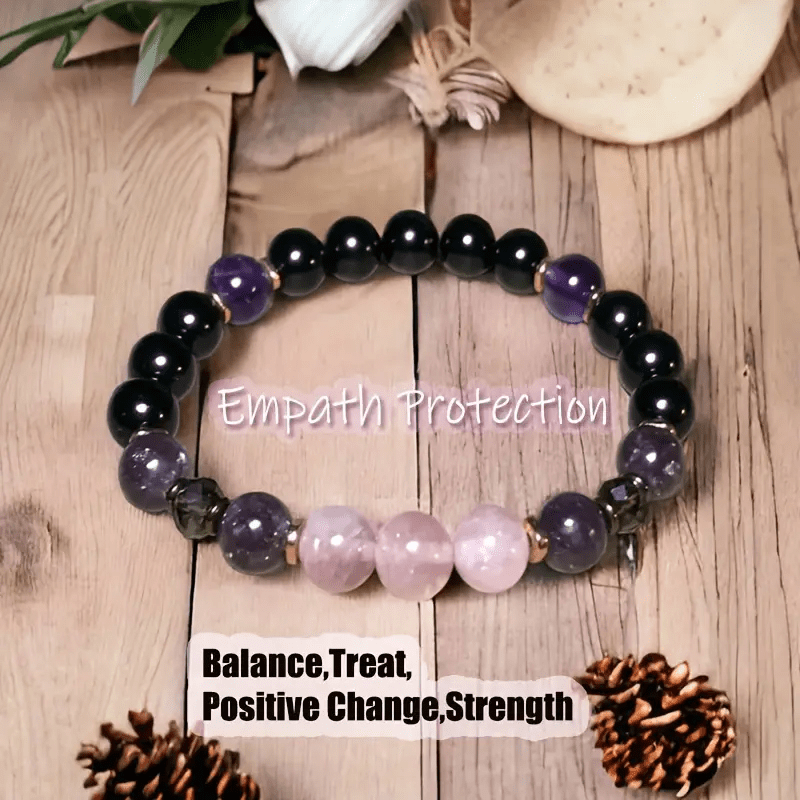 Damen Edelsteinarmband mit Rosenquarz, Obsidian, Amethyst am Handgelenk getragen, modisches Accessoire.