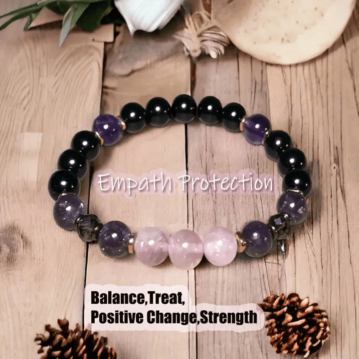 Damen Edelsteinarmband mit Rosenquarz, Obsidian, Amethyst am Handgelenk getragen, modisches Accessoire.