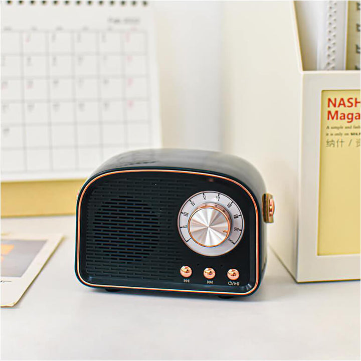 Vintage Bluetooth Lautsprecher mit FM-Radio und klarer Soundqualität, kabellos und dekorativ.