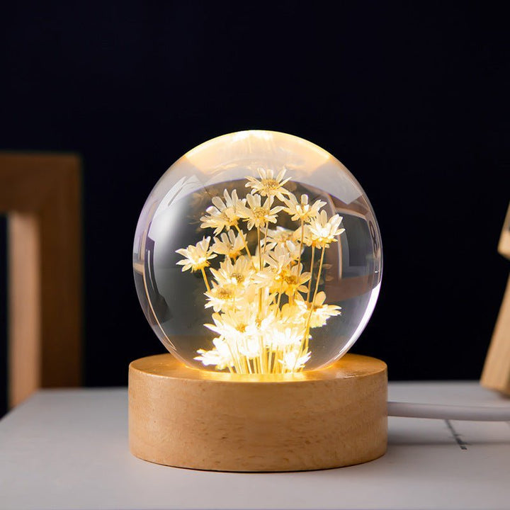 Nahaufnahme der Kristallkugel-Lampe mit Ewigen Blumen, leuchtendem LED-Licht und stabilem Holzsockel.