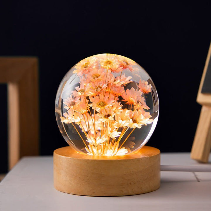 Romantische Kristallkugel-Lampe mit roten Ewigen Blumen und sanftem Stimmungslicht für Raumdeko.