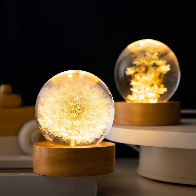 Stilvolle Lumora Kristallkugel mit konservierten Blumen, LED-Beleuchtung – ideal als Geschenk oder Deko.