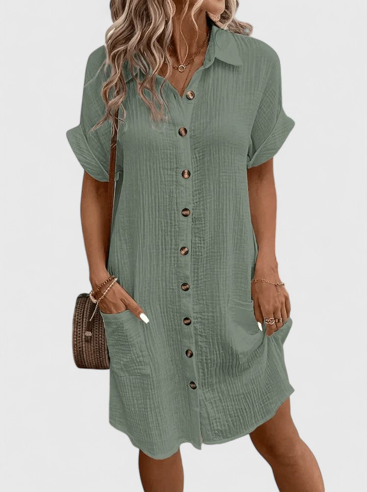 Seitenansicht des bequemen Damen Midi-Kleides. Fließendes Design für Eleganz & Komfort.