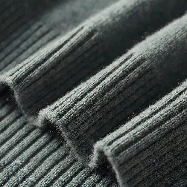 Zeitloser Herren Rollkragenpullover, ein vielseitiges Basic für jede moderne Herrenmode-Garderobe.