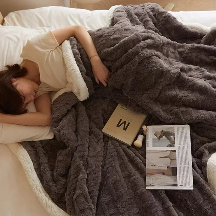Gemütliche Kuscheldecke aus weichem Material, ideal als Winterdecke für Sofa oder Bett, spendet viel Wärme.