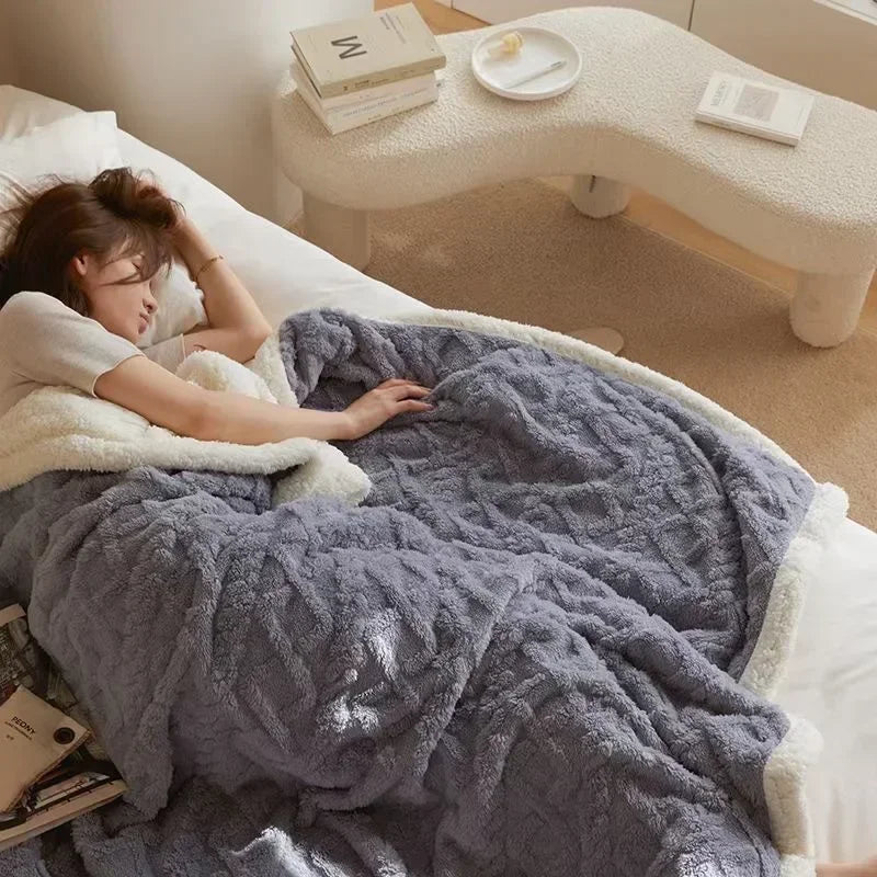 Kuschelige Wohndecke, extra weich, aus Polyester. Perfekt als warme Winterdecke für gemütliche Stunden.