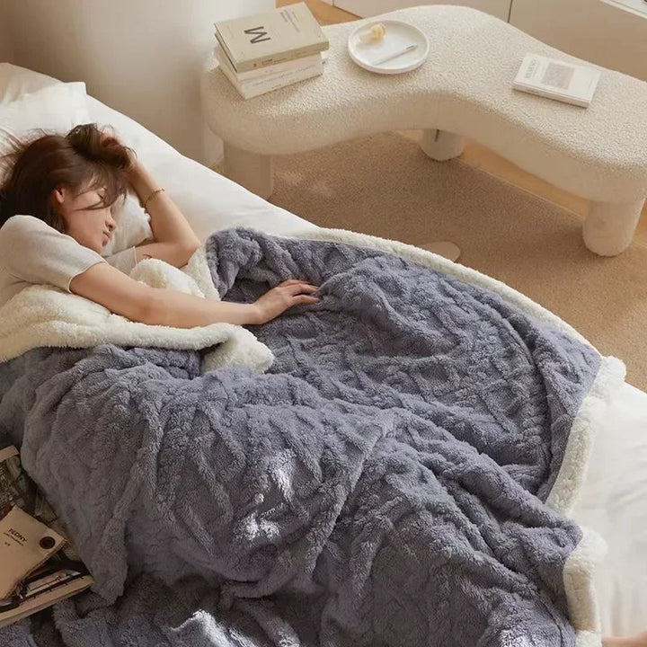 Kuschelige Wohndecke, extra weich, aus Polyester. Perfekt als warme Winterdecke für gemütliche Stunden.