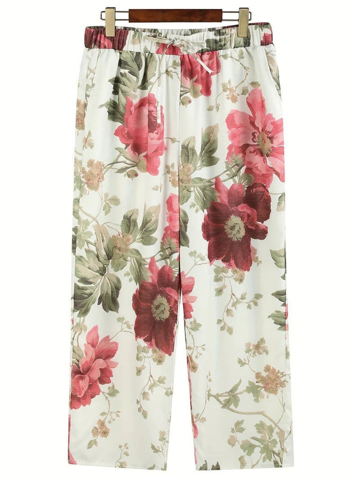 Detailansicht der geblümten Damenhose mit weitem Bein. Zeigt den elastischen Bund & das modische Blumenmuster.