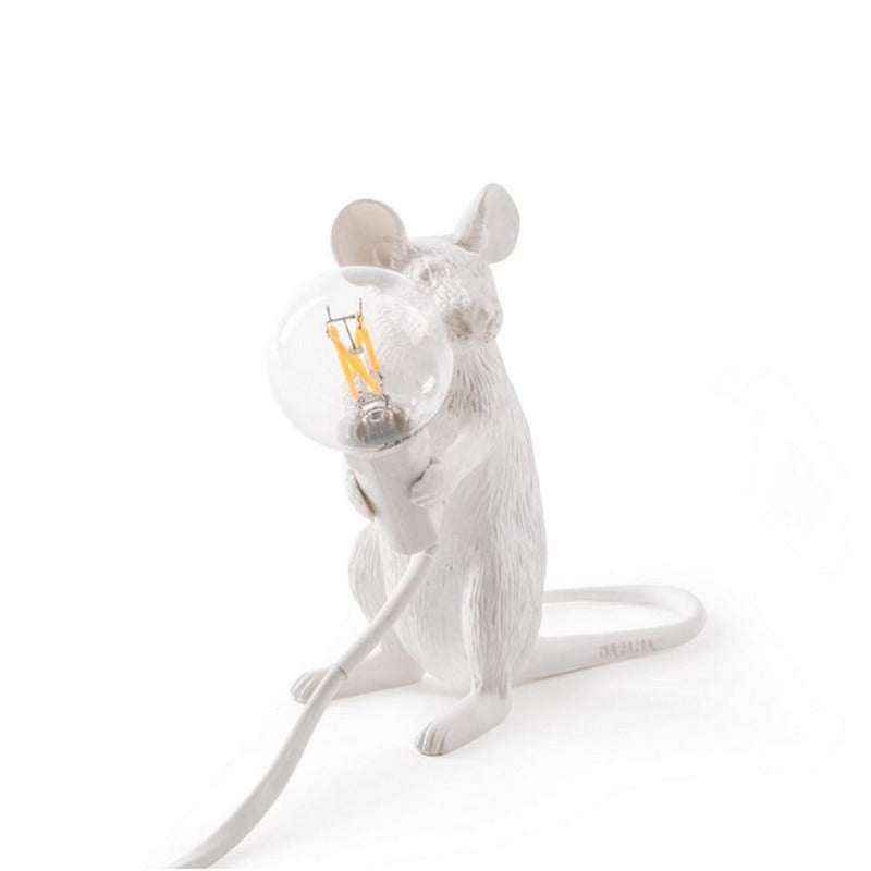 Kompakte Maus Tischlampe, warmweißes LED Licht als stilvolle Dekoration im Schlafzimmer.