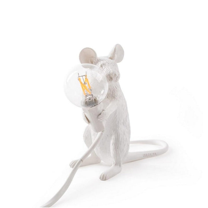 Kompakte Maus Tischlampe, warmweißes LED Licht als stilvolle Dekoration im Schlafzimmer.
