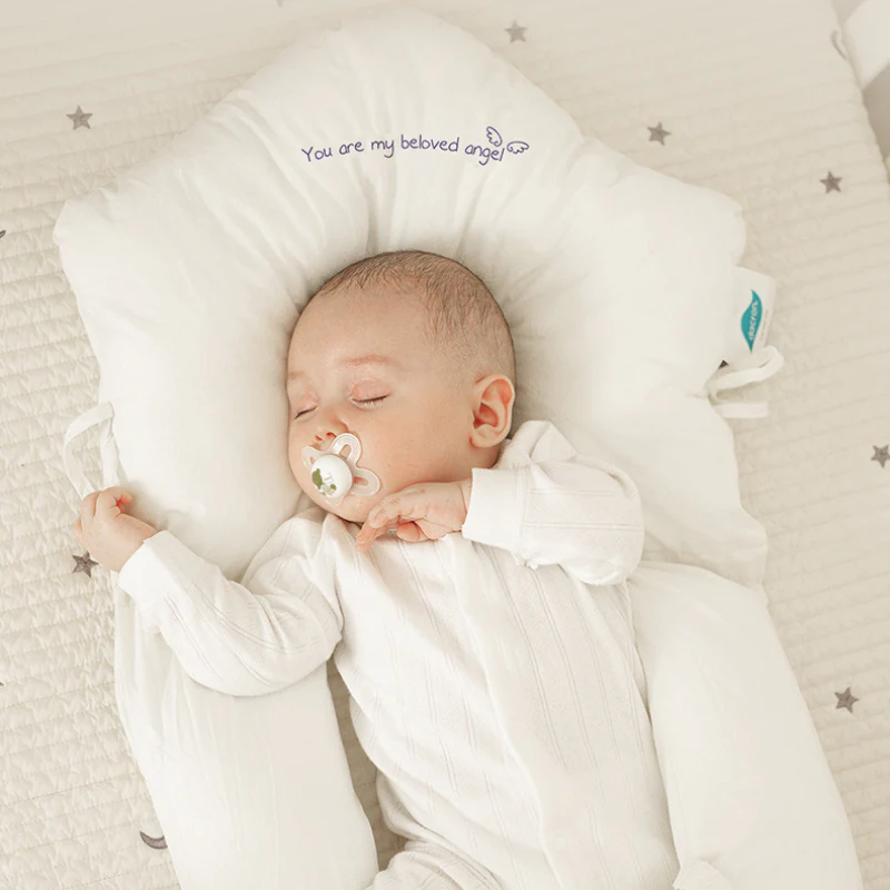 Ergonomisches Babykopfkissen zur Prävention von Plattköpfen. Hypoallergen für Neugeborene, fördert eine natürliche Kopfform.