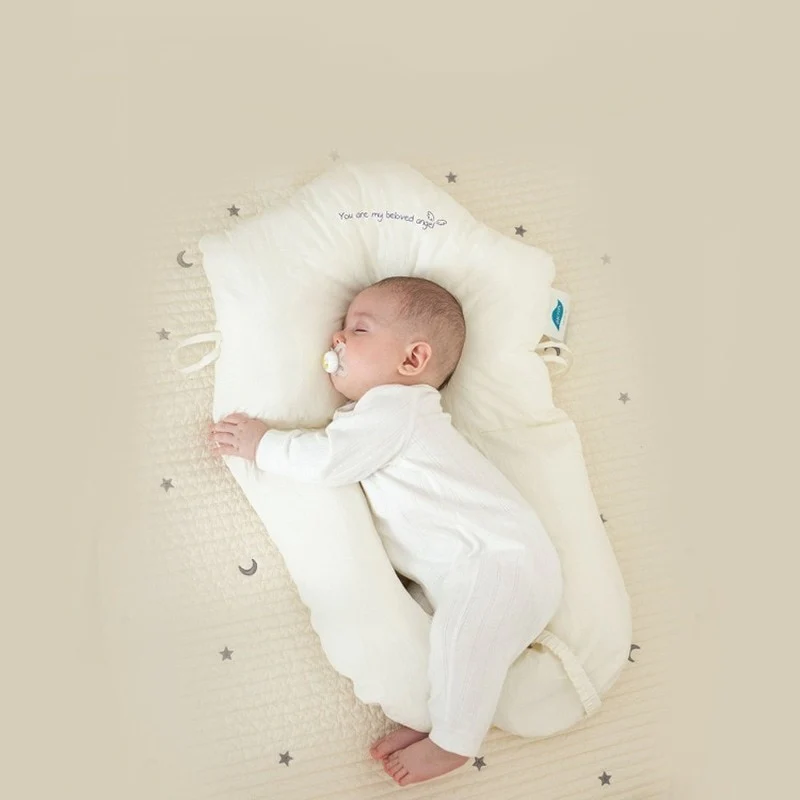 Detailansicht des weichen, atmungsaktiven Hypoallergenen Babyschlafkissens DreamNest für höchsten Schlafkomfort des Babys.