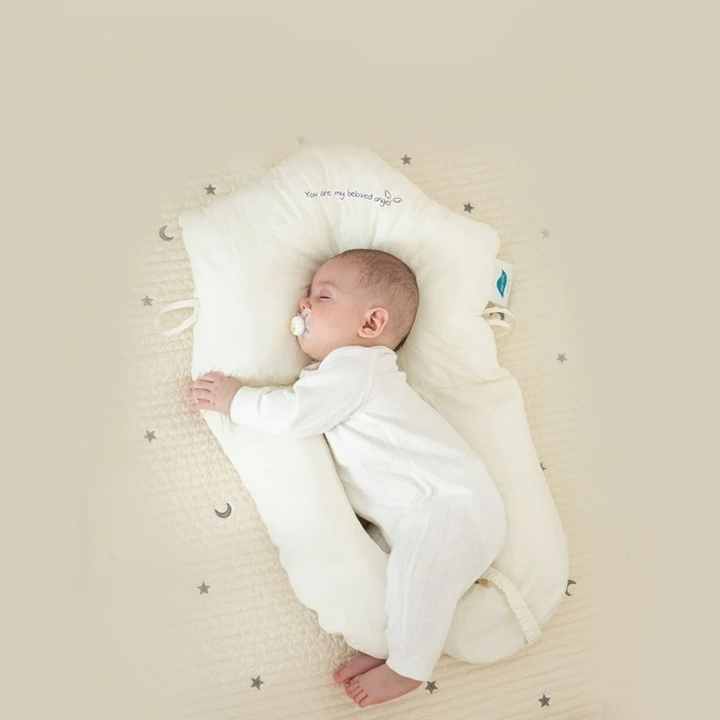 Detailansicht des weichen, atmungsaktiven Hypoallergenen Babyschlafkissens DreamNest für höchsten Schlafkomfort des Babys.